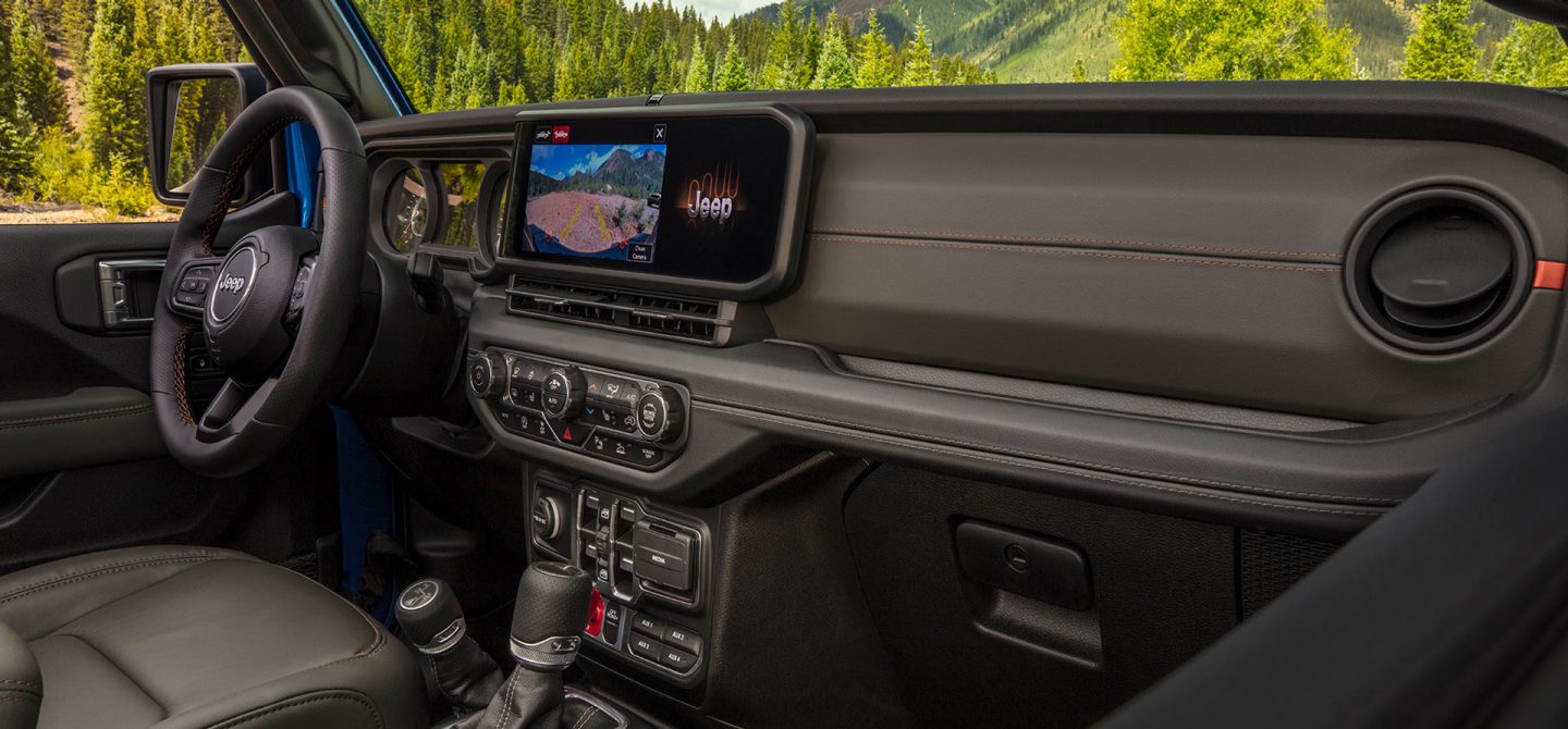 The dash and front seat area in the 2025 Jeep Gladiator. 